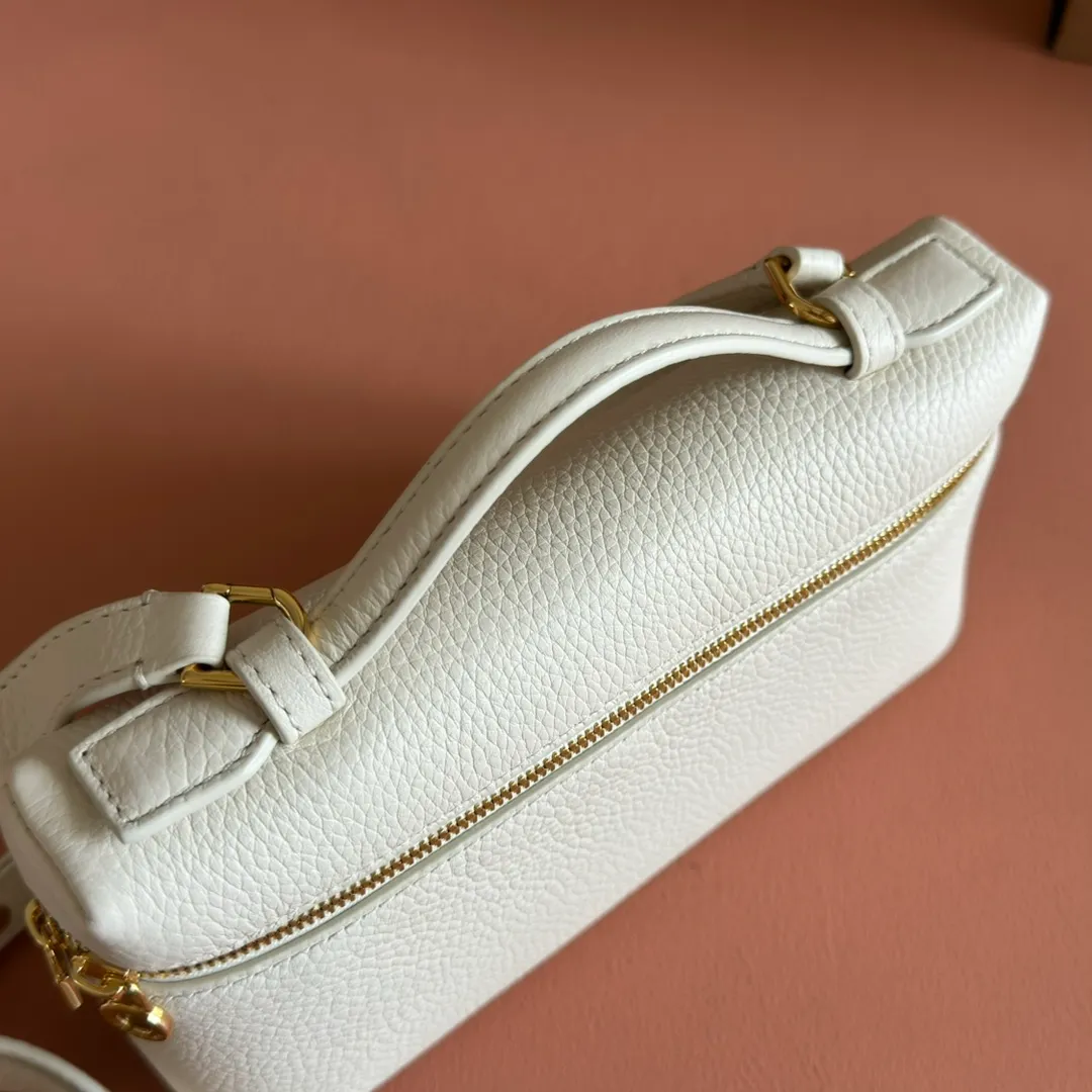 p1160💋💋💋【Original leather configuration counter complete set of packaging】 𝐋𝐨𝐫𝐨 𝐏𝐢𝐚𝐧@ Extra pocket L19 series handbag/crossbody bag, all steel, the most comfortable life is the undefined life, just like loro The material design of pian@ does not require complicated design styles. The simple and soft outline is elegant and durable, like an exquisite cosmetic case, which perfectly balances appearance and functionality. The leather is delicate and feels as soft as butter. The small bag has a large capacity. It is not only portable with a thin shoulder strap, but can also be worn cross-body. Sisters who have a special liking for minimalist style can buy it. It is simple and versatile. The simpler, the more different. Stars and Instagram celebrities are all planting it. There are two sizes of 19 cm and 27 cm. One is exquisite and casual, and the other is elegant and grand. Size: Small: length 19×width 7×height 12cm (
